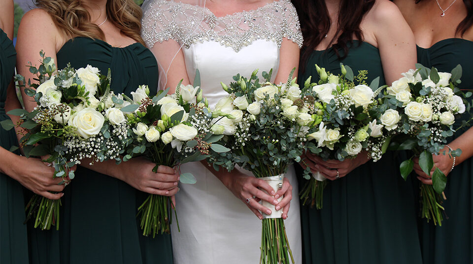 white greenery wedding bouquet ideas